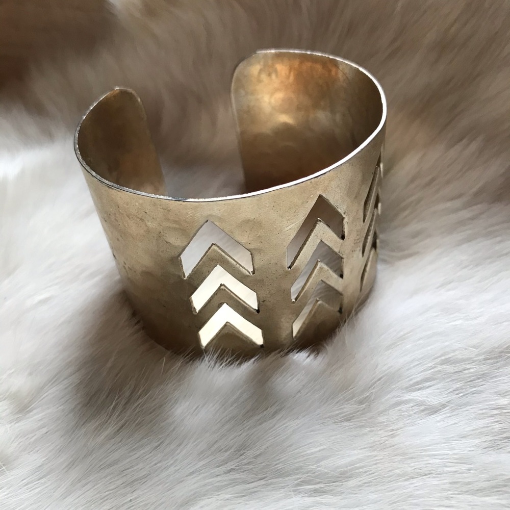 Handmade metal chevron cuff bracelet - Picture 3 of 3